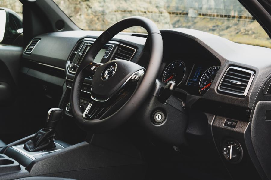 Панель приборов Volkswagen Amarok Double Cab Black Edition 2019 года  (UK) (фото 12 из 34)